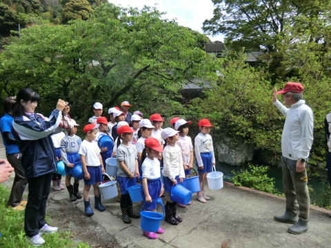 小学生のアユ体験放流を行いました