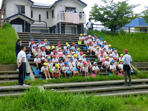 地元小学生のアユ体験放流実施
