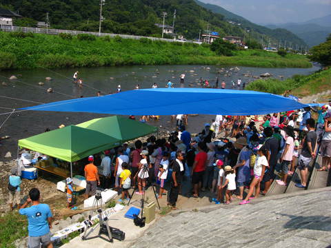 アユつかみ取り大会無事終了