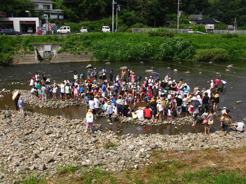 アユつかみ取り大会無事終了
