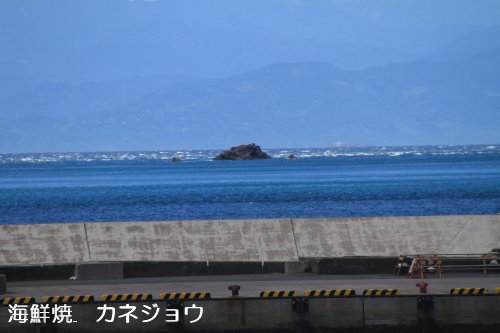 沖が白い