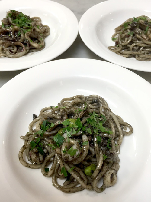 自家製生パスタ～駿河湾のアカイカほんのり墨色ソース ♪