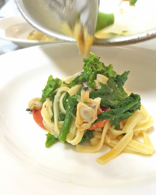 自家製手打ちパスタ“リングイネ” あさりと菜花とトマトのさっぱりとしたソース