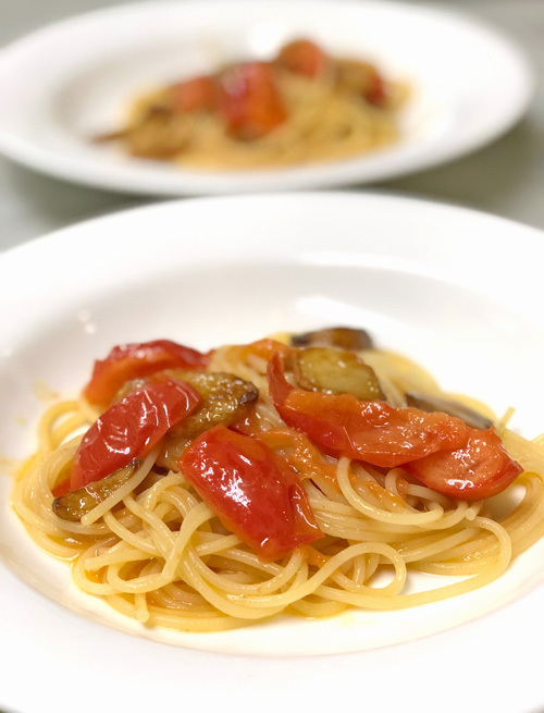 フルーツトマトとにんにくのペペロンチーノのスパゲティ