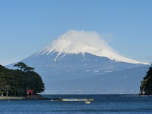 西伊豆戸田港からの今日の富士山です。