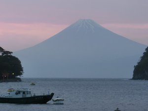 戸田港から夕暮れの富士山