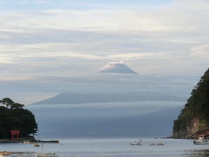 夕暮れ時の富士山（西伊豆戸田港から）