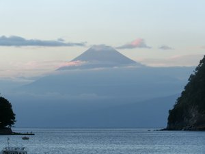 戸田港からの夕暮れ時の富士山です