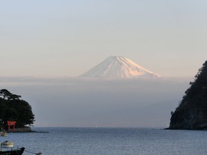 早朝の富士山（戸田港より）