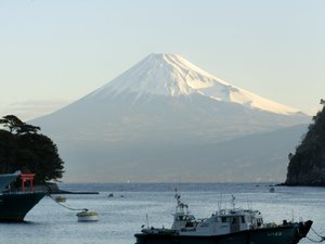 早朝の富士山（戸田港より）