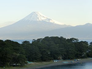 早朝の富士山（戸田港より）