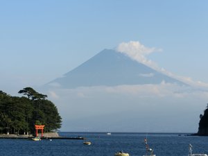 戸田港からの今朝の富士山