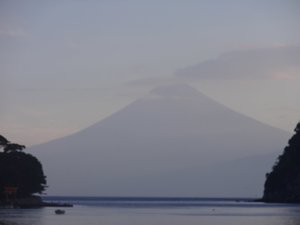 西伊豆戸田港から早朝の富士山です。
