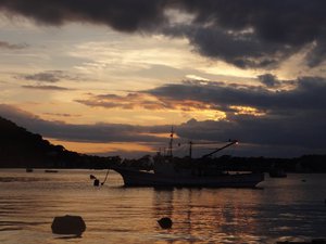 夕暮れの戸田港