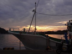 夕暮れの戸田港