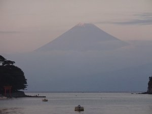 西伊豆戸田港からの夕暮れの富士山
