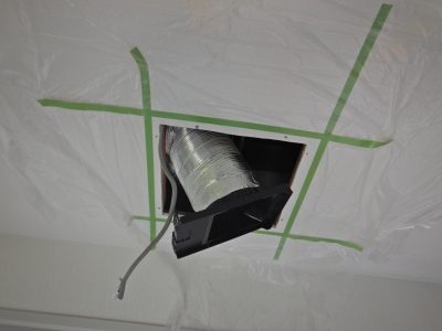 既設換気扇を天井裏に潜って撤去した換気扇更新工事