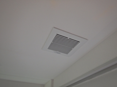 既設換気扇を天井裏に潜って撤去した換気扇更新工事