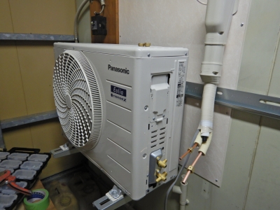 農家用の保冷庫に家庭用エアコンを設置 ③エアコンの設置