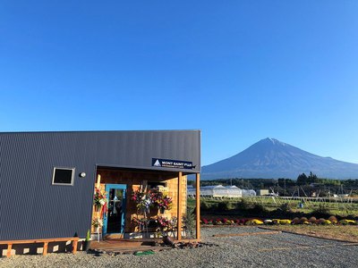 ケーキ屋さん午後にはケーキ完売らしい。