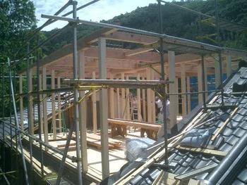 一句石C邸は屋根解体と建て方