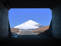 地下道を抜けると……
