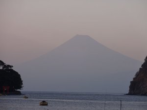 夕暮れの富士山（戸田港）