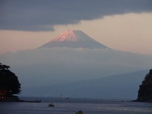 夕暮れの富士山（戸田港）