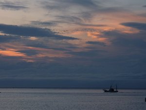 夕暮れの戸田港