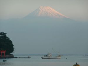 早朝の富士山（戸田港より）