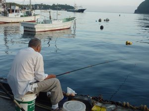 早朝の岸壁釣り（戸田港）」