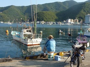 早朝の岸壁釣り（戸田港）