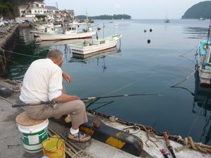 早朝の岸壁釣り（戸田港）