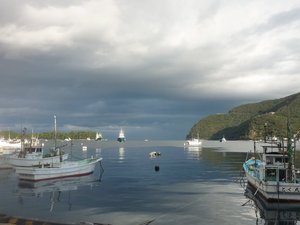 雨上がりの朝の戸田港