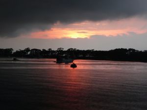夕日に染まる雨の戸田港