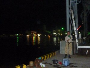 夜釣りの風景（戸田港岸壁）
