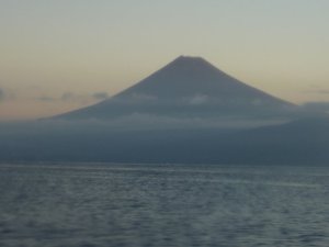 早朝の富士山（戸田沖より）