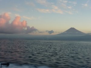 早朝の富士山（戸田沖より）