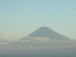 早朝の富士山（戸田沖より）