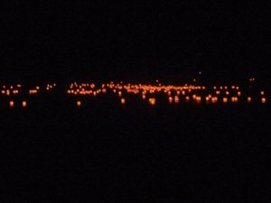 お盆の灯ろう流し（戸田港）