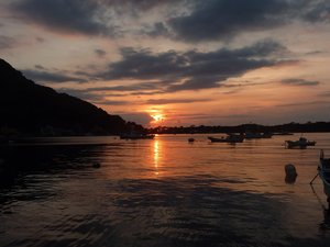 夕暮れの戸田港