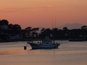 真っ赤に燃える戸田港の夕暮れ