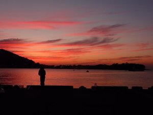 真っ赤に燃える戸田港の夕暮れ