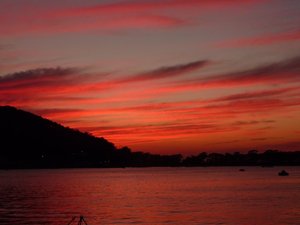 真っ赤に燃える戸田港の夕暮れ
