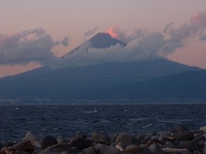 夕暮れの富士山（戸田港）