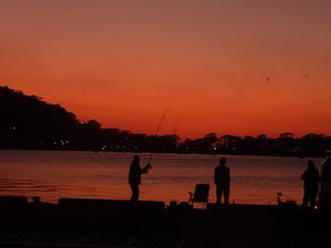 夕暮れの戸田港