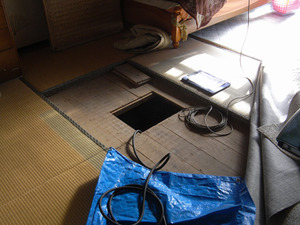 この穴なんでしょう、M邸シロアリ工事