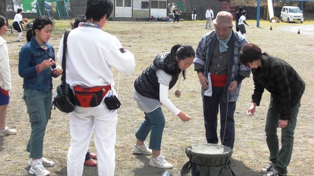家族ではっちゃき廃校で昔遊び