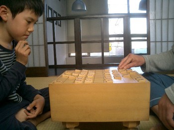 のんびりと将棋を指す