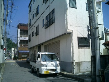 網代駅前の輸入雑貨163へ